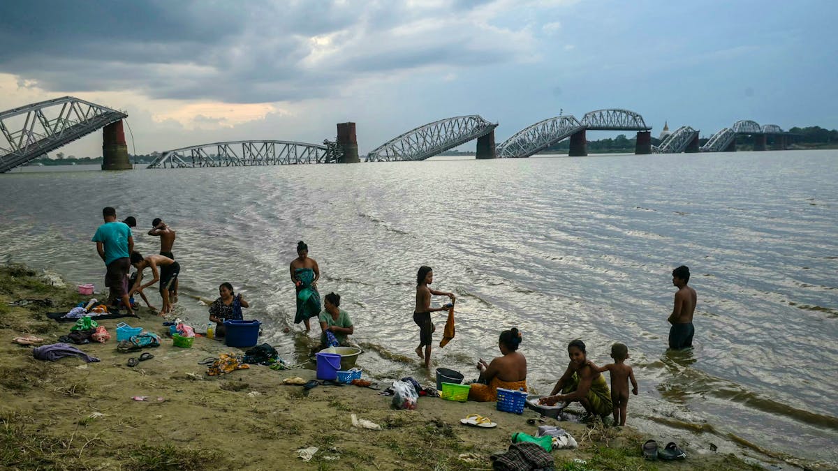 A military plane bombes a school: 22 dead