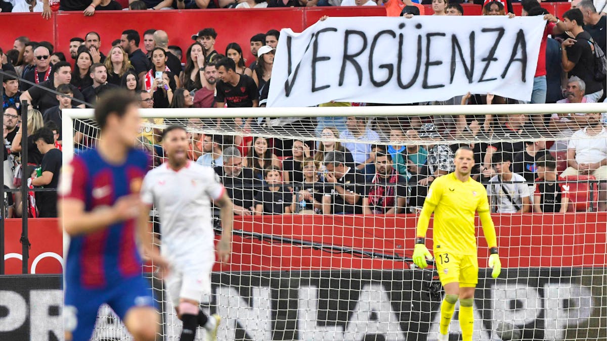 Sevilla FC players attacked by their own fans