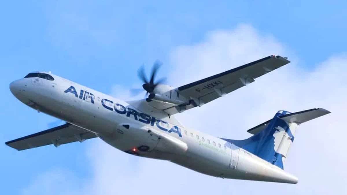 A air controller falls asleep, the aircraft must play in flight
