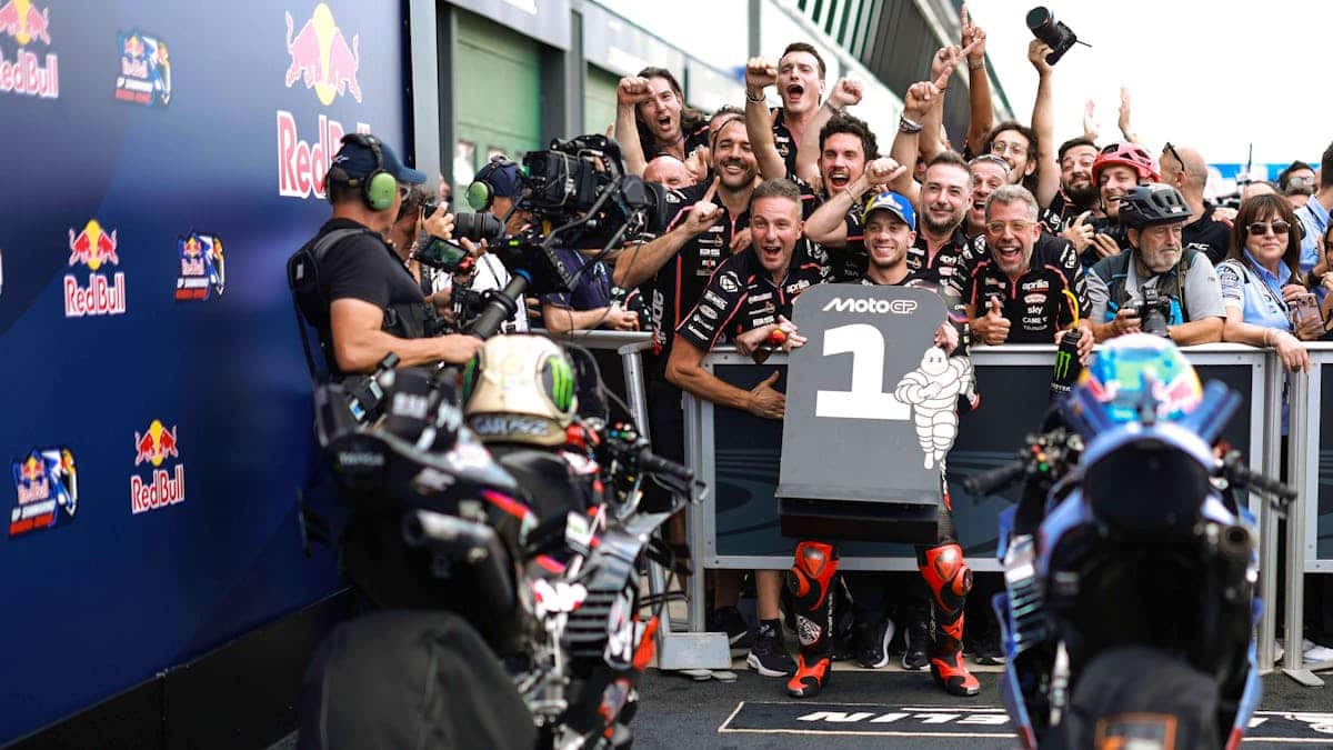 Marc Marquez falls during the sprint in Misano, Marco Bezzecchi wins