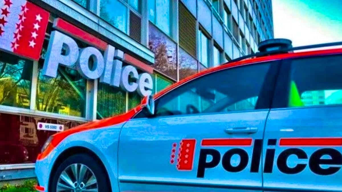 The lunar exchange of a Vaudois fan with a Valais policewoman