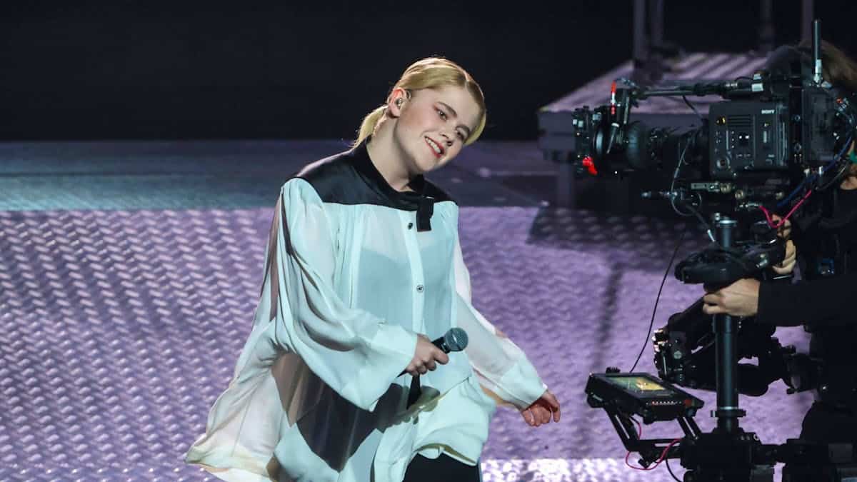 Zaho de Sagazan formalizes his couple on the stage of Olympia