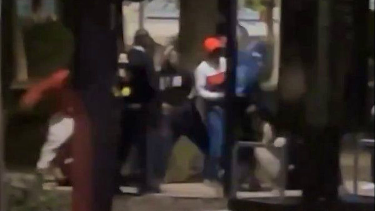 Police officers beaten: the prosecutor denounces a “regular lynching”