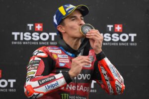 Marc Márquez, de l’équipe Ducati Lenovo Team, célèbre sa victoire lors de la course sprint du Grand Prix d’Espagne MotoGP sur le circuit de Jerez, à Jerez de la Frontera, le 25 avril 2026. (Photo par JORGE GUERRERO)