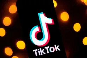 TikTok a annoncé jeudi avoir créé une co-entreprise majoritairement détenue par des investisseurs américains pour gérer ses activités aux Etats-Unis.