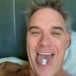Robbie Williams spits candy live and enjoys it
