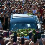 Thousands of fans accompany Bonnie Tyler’s coffin